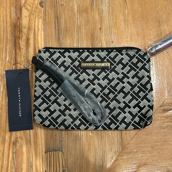 Tommy Hilfiger Handbags - NEW Tommy Hilfiger Wristlet